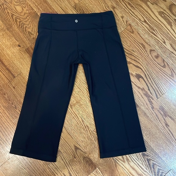 Women’s Lululemon Wide Leg Crop Black Capri Pants. Size 8. Excellent Condition. - Picture 9 of 12